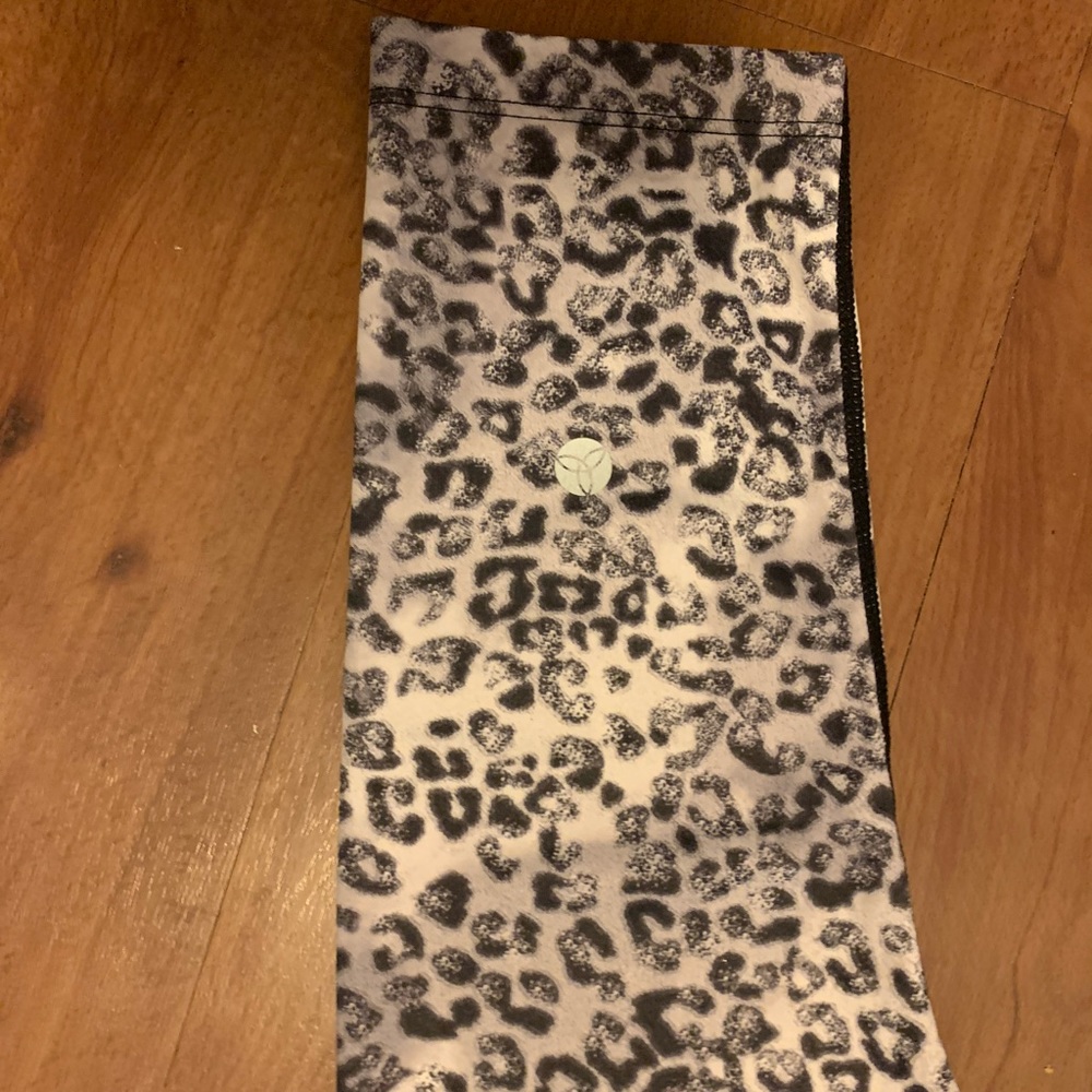 VIE Active Rockell B/W Leopard Leggings Small - Picture 5 of 5